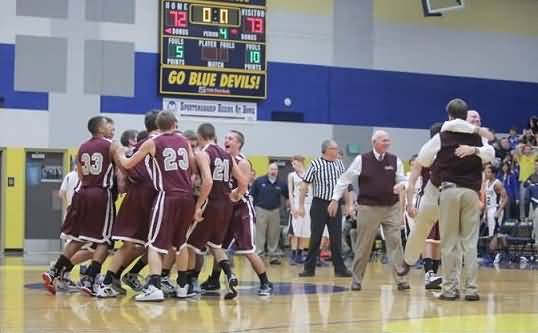 Michigan high schooler hits full-court buzzer beater shot